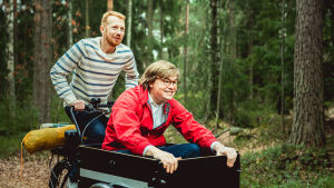 Joni är trebarnspappa och brukar cykla runt med sin lådcykel i Vanda. Elias däremot bor i centrala Helsingfors och leker på fritiden mest med sin Excel-tabell över utgifter och inkomster. Joni och Elias cyklar med en lådcykel där Elias sitter i passagerarlådan.