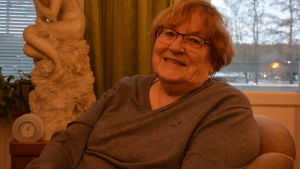 Ulla Sarlin är mycket tacksam över den hjälp hon fått av sina grannar. Äldre kvinna i fötålj.