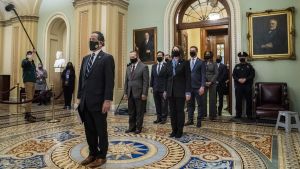 Jamie Raskin (längst fram på bilden) är en ledande röst för demokraterna i rättegången mot Trump. Ledamot Jamie Raskin från representanthuset i USA