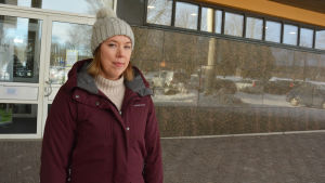 Sara Ingman fick veta att bron stänger på bara några veckors varsel. Sara Ingman vid stadshuset i Pargas.