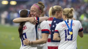 Kuikkas nya försvarskollegor Becky Sauerbrunn (ansiktet mot kameran) och Crystal Dunn blev världsmästare 2019. Becky Sauerbrunn ler mot kramar om en lagkamrat och ler lyckligt.