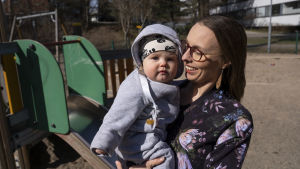 Annica Moores barn går på ett daghem som inte ligger på Brändö, där familjen bor. Situationen inom småbarnspedagogiken i Helsingfors är en stor orsak till att Moore engagerat sig i kommunalpolitiken. Annica Moore, Vihreät Helsinki