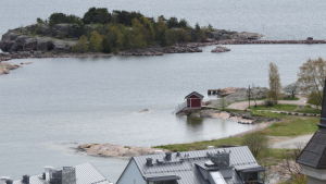 Den som besöker simhuset på Fabriksudden får köra dit och parkera där. Fabriksudden i Hangö.