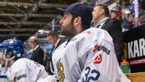 Är Niklas Bäckström med i Finlands VM-trupp? Är Niklas Bäckström med i Finlands VM-trupp?