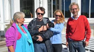 Antonia Ringbom, Niklas Häggblom med Ingrid Bergman samt Linda Zillacus och regissören Erik Pöysti. Antonia Ringbom, Niklas Häggblom, Linda Zilliacus och Erik Pöysti arbetar med Casinoblanca.