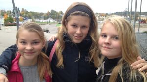 Daniela, Rebecca och Elin gillar att videon riktar sig till unga. Daniela, Rebecca och Elin vid Konstfabriken i Borgå