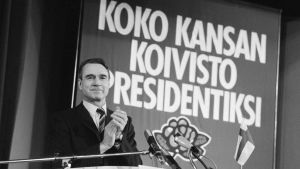 MAuno Koivisto, presidentvalet 1982. Mauno Koivisto står bakom ett podium och klappar.