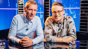 Skådespelaren Pekka Strang och Axel Åhman, känd som en av profilerna i humorgruppen KAJ. Pekka Strang och Axel Åhman som deltar i Yle Teema & Fems frågesport