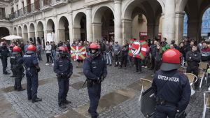 Baskisk stöddemonstration då spanjorer protesterar mot folkomröstningen i Katalonien Protesterar och stödyttringar mot folkomröstningen i Katalonien.