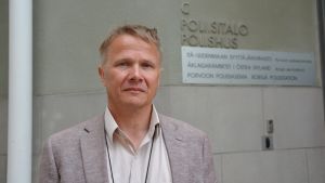 Leif Malmberg tror att inbrotten utförs av gärningsmän utan inbördes kontakt. Leif Malmberg utanför polishuset i Borgå.