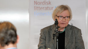 Inger Christensen är en av två poeter som Tatjana Brandt analyserar i sin essäsamling. Inger Christensen