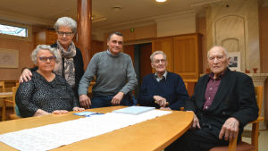 Annina Enström, Benita Kavander, Peter Guss, Eric Sweins och Levi Backholm är alla fem glada och tacksamma över konstprojektet som serviceboendet Fylgia haft med bildkonststuderande från Vasa övningsskolas gymnasium. Från vänster: Annina Enström, Benita Kavander, Peter Guss, Eric Sweins och Levi Backholm. De sitter vid ett bord och ser in i kameran.