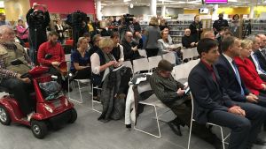 Intresset och medieuppbådet var stort då startdatumet för västmetron presenterades. Sittande människor och tv-kameror i bakgrunden.
