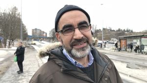 Lutvig Barlas säger att det är löjligt att skapa ett stort problem av det här. "Säg till politikerna att de ska lösa kriminaliteten, vi vågar inte ens skicka ut våra barn." Porträttbild på Lutvig Barlas.