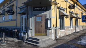 Baren ligger i det gamla bryggerikvarteret på Ågatan. Kliffa&Klubi på Ågatan i Borgå