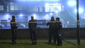 I januari var det en explosion utanför en myndighetsbyggnad i Rosengård. Fyra svenska poliser vid en avspärrad byggnad i mörkret.