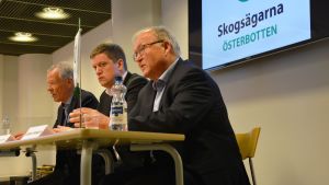 Göran Persson, Jan Slotte och Anders Wiklöf. Anders Wiklöf, Jan Slotte och Göran Persson på Skogsvårdsföreningens pressinfo på Academill i Vasa.