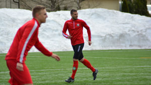 Sasa Jovovic är centerforward i FF Jaro - i förgrunden Johan Brunell. Sasa Jovovic tränar med FF Jaro, i förgrunden Johan Brunell.