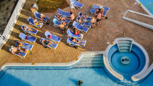 Värt att tänka på energi- och vattenanvändning när du väljer hotell Pool med människor som solar.