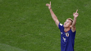 Får Keisuke Honda starta i åttondelsfinalen? Keisuke Honda sträcker armarna i luften