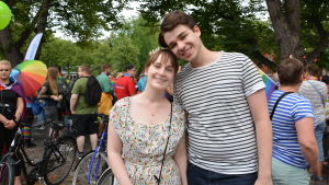 Ailana och André under Åbo Pride 2018. Ailana och André ler mot kameran under åbo pride 2018
