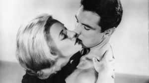 Alaston suudelma. Kelly (Constance Towers) ja J. L. Grant (Michael Dante) syleilevät Samuel Fullerin elokuvassa Alaston suudelma