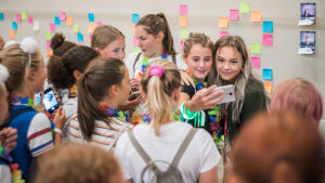 Amanda Edmundsson har cirka 2,7 miljoner följare på sociala medier. Då hon besöker Tubecon i Helsingfors är kön för att ta selfies lång. Amanda Edmundsson hälsar på sina fans. Flera unga kvinnor flockar runt Edmundsson. Edmundsson tar som bäst en selfie med ett fan.