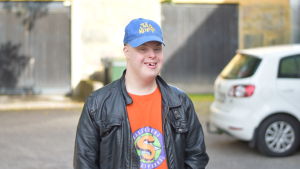 Eddy Krook säger att han tycker om hur det var förut. Man med keps och mörk jacka ler. I bakgrunden ett garage och en vit bil.
