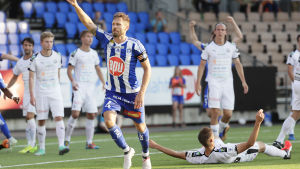 TPS måste lyckas bättre mot HJK på lördag. HJK:s Hannu Patronen firar mål mot TPS.