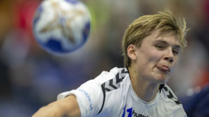 Benjamin Helander från handbollslandslagets försöker göra ett mål i landskampen mot Japan hösten 2018.