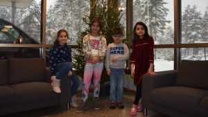 Julgranen på förläggningen. Fyra barn framför en julgran Rahmah Al-Hadeehti Mallak Al-Hadeehti Odai Al-Hadeehti, Yara Qader