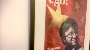 Hülle har med gott självförtroende och mycket energi skapat sin egen framgång. I dag föreläser han i juridik på ekonomiska institutionen vid Karlsuniversitetet. "Det är en hobby", säger han. Tomáš Hülle på ett tidningsomslag med rubriken Ego