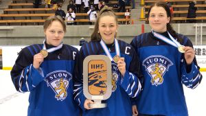 Nelli Laitinen var med i fjol då Finland tog brons och är kapten i år också. Viivi Vainikka, Nelli Laitinen och Emilia Vesa med medaljen runt halsen