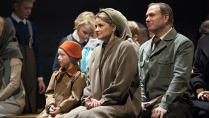 Den nya pastorns första predikan. På bilden Sointu Vestman som Sanna, Marjukka Tepponen som Mona och Pekka Kuivalainen som Elis Bergman. Foto från Jää ( Is) på Finlands nationalopera.