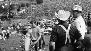 Max Yasgur (till höger) och några grannar bakom scenen. Max Yasgur och hans grannar på Woodstock-festivalen