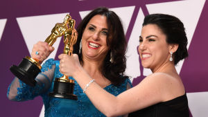 Rayka Zehtabchi och Melissa Berton höll tacktal om mens. Rayka Zehtabchi och Melissa Berton poserar med sina Oscarsstatyetter.