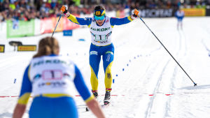 Krista Pärmäkoski jublar då hon korsar mållinjen