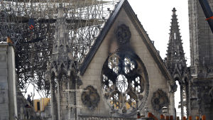 Branden i April förstörde taket, tornet och insidan av Notre Dame. På bilden syns en del av Notre-Dame kyrkan som skadats i branden