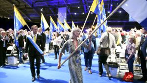 Partimötet inleddes med Finlandiahymnen och den traditionella flaggparaden, ledd av EU-parlamentariker Laura Huhtasaari. Partikongressen inleds med flaggmarsch, Laura Huhtasaari bär Finlands flagga.