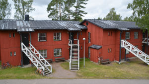 Målfärgen flagar på taken. faluröda tvåvåningshus, färgen flagar på taket