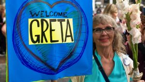 En rörd Katherine beskriver Thunberg som ett globalt fenomen. Katherine med ett plakat med texten "Welcome Greta".