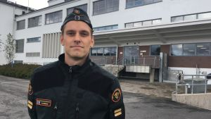 Fartyget har lämnat platsen, bekräftar fältchef Axel Ramberg. man i sjöbevakningskostym framför ett vitt hus