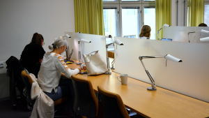 Läsesalen i biblioteket används flitigt av studenterna. Men många önskar fler små grupprum. några människor sitter vid långa bord med läslampor och läser