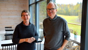 Kaisa Rantama och Matti Seppälä älskar ostar. Man och kvinna poserar framför kameran i en restaurang.