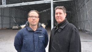 Inge Heydorn och Mikael Alaviitala. Inge Heydorn från ProPadel och Korsholms utvecklingsdirektör Mikael Alaviitala.