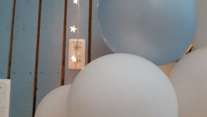 Festsalen i Virkby gymnasium var dekorerad dagen till ära. Ballonger på de gamlas dans i Virkby gymnasium.