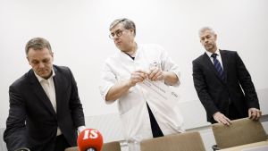 Jan Vapaavuori, Asko Järvinen och Taneli Puumalainen. Jan Vapaavuori, Asko Järvinen och Taneli Puumalainen står på en rad.
