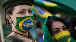 De här kvinnorna stöder president Bolsonaro och protesterar mot restriktioner i Brasilien. Brazil den 15 mars. De här kvinnorna stöder president Bolsonaro och protesterar mot restriktioner i Brasilien. Brazil 15.3.2020