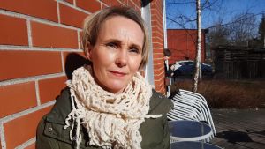 Ansvarsfördelningen måste vara tydligare gällande utsatta familjer. Coronatiden ställer nya krav och det gäller att lära sig nya sätt att samarbeta, säger Veronica Lundqvist, socialarbetare i Kyrkslätt. Veronica Lundqvist är ledande socialarbetare för familjetjänster i Kyrkslätt.