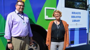 Bokbussens chaufför Jari Elfvengren och bibliotekschef Malin Hollmén. Borgå stads nya biblioteksbuss 06.07.2020 samt chauffören jari Elfvengren och bibliotekschef malin Hollmén